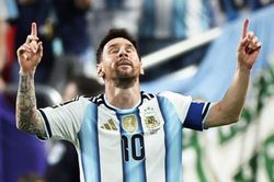 'Messi Th&aacute;i' b&aacute;i phục t&agrave;i năng của Messi