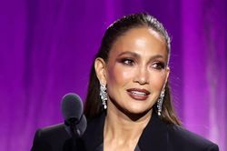 Jennifer Lopez tiết lộ từng nhập viện khẩn cấp sau 98 ng&agrave;y l&agrave;m việc li&ecirc;n tục