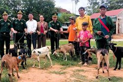 Trao 54 mô hình sinh kế cho hộ nghèo vùng biên Keng Đu