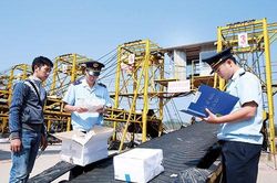 Siết kiểm tra h&agrave;ng h&oacute;a sản xuất ở nước ngo&agrave;i ghi xuất xứ Việt Nam