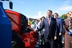Thủ tướng Lê Minh Hưng tham quan Triển lãm giới thiệu tiềm lực công nghiệp, công nghệ cao và xuất khẩu của Tatarstan