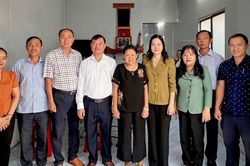 Long Xuy&ecirc;n b&agrave;n giao nh&agrave; Đại đo&agrave;n kết cho hộ kh&oacute; khăn