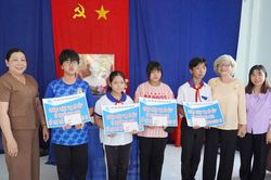 Tiếp sức phụ nữ vượt kh&oacute;