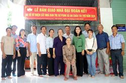 X&atilde; An Ch&acirc;u b&agrave;n giao 5 căn nh&agrave; Đại đo&agrave;n kết