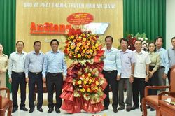 Chủ tịch UBND tỉnh An Giang Hồ Văn Mừng chúc mừng Báo và Phát thanh - Truyền hình An Giang nhân Ngày Báo chí Cách mạng Việt Nam