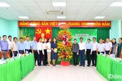 L&atilde;nh đạo tỉnh thăm, ch&uacute;c mừng B&aacute;o v&agrave; ph&aacute;t thanh, truyền h&igrave;nh Đồng Th&aacute;p nh&acirc;n Ng&agrave;y B&aacute;o ch&iacute; C&aacute;ch mạng Việt Nam