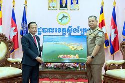 Đo&agrave;n c&ocirc;ng t&aacute;c tỉnh Gia Lai thăm, ch&agrave;o x&atilde; giao l&atilde;nh đạo tỉnh Stung Treng