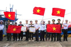 &Acirc;u t&agrave;u Trường Sa: Điểm tựa vững chắc của ngư d&acirc;n