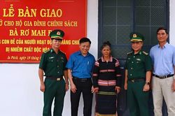 Bàn giao nhà ở cho gia đình chính sách tại xã Ia Púch