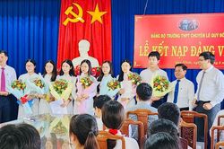 23 học sinh Trường THPT chuy&ecirc;n L&ecirc; Qu&yacute; Đ&ocirc;n được kết nạp v&agrave;o Đảng