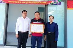 X&atilde; Phước Hậu b&agrave;n giao nh&agrave; Đại đo&agrave;n kết cho 2 chị em mồ c&ocirc;i