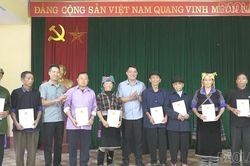 13 hộ dân xã Mù Cang Chải nhận lại 'sổ đỏ' sau 10 năm chờ đợi