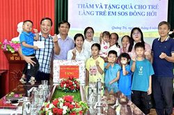 Sở Y tế thăm, tặng quà trẻ em có hoàn cảnh đặc biệt