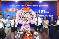 Đồng ch&iacute; Ph&oacute; B&iacute; thư Tỉnh ủy, Chủ tịch HĐND tỉnh thăm, ch&uacute;c mừng c&aacute;c cơ quan b&aacute;o ch&iacute; tr&ecirc;n địa b&agrave;n tỉnh