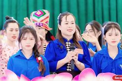 Cô giáo Tổng phụ trách Đội tiêu biểu