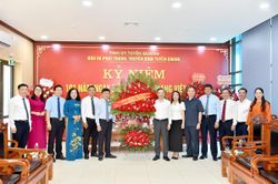 Đồng chí Phó Bí thư Tỉnh ủy, Chủ tịch HĐND tỉnh Nguyễn Văn Sơn chúc mừng Báo và phát thanh, truyền hình Tuyên Quang nhân Ngày Báo chí Cách mạng Việt Nam
