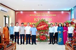 B&iacute; thư Tỉnh ủy Hầu A Lềnh thăm, ch&uacute;c mừng c&aacute;c cơ quan b&aacute;o ch&iacute; nh&acirc;n kỷ niệm 101 năm Ng&agrave;y B&aacute;o ch&iacute; C&aacute;ch mạng Việt Nam