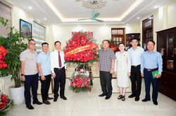 Đồng ch&iacute; Phan Huy Ngọc, Ph&oacute; B&iacute; thư Tỉnh ủy, Chủ tịch UBND tỉnh ch&uacute;c mừng cơ quan Văn ph&ograve;ng đại diện B&aacute;o Nh&acirc;n D&acirc;n tại Tuy&ecirc;n Quang