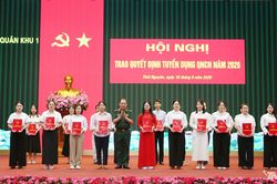 Quân khu 1: 71 đồng chí được tuyển dụng, xếp lương và phong quân hàm quân nhân chuyên nghiệp