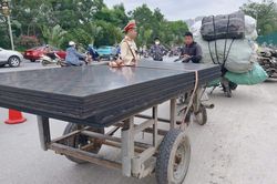 CSGT đón lõng xử lý loạt xe cũ nát, tự chế chở hàng cồng kềnh trên Đại lộ Thăng Long