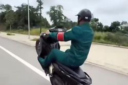 Lào Cai: Thanh niên mặc trang phục dân quân tự vệ bốc đầu xe máy bị tịch thu phương tiện