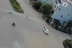 Ô tô phóng bạt mạng qua giao lộ, đâm bay người đi xe máy