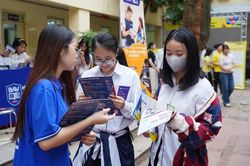 Phụ huynh bắt đầu cuộc đua t&igrave;m trường đại học cho con