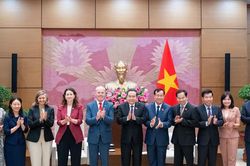 Chủ tịch Quốc hội Trần Thanh Mẫn tiếp Đại sứ Canada Jim Nickel