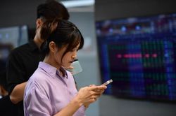 VN-Index 'xanh vỏ đỏ l&ograve;ng': Họ Vin g&aacute;nh chỉ số, d&ograve;ng tiền hụt hơi