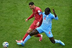 HLV Martinez bảo vệ Ronaldo bằng cách nhắc tới Argentina