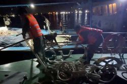 Cứu nạn tàu cá cùng 10 ngư dân gặp nạn trên biển trong đêm