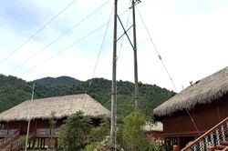 Dự án bảo tồn làng truyền thống dân tộc Cơ Tu chậm cán đích vì vướng… cột điện