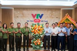 L&atilde;nh đạo Bộ C&ocirc;ng an ch&uacute;c mừng c&aacute;c cơ quan th&ocirc;ng tấn, b&aacute;o ch&iacute;