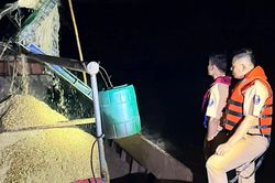 Cảnh sát bắt quả tang 2 tàu 'cát tặc' trên sông Lam