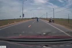 Công an vào cuộc vụ người phụ nữ nằm chắn ngang đường