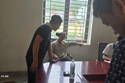 Bắt đối tượng t&agrave;ng trữ ma t&uacute;y ở ch&acirc;n cầu Rừng