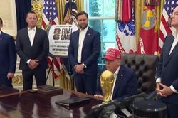 Tổng thống Mỹ Donald Trump sẽ trực tiếp trao cúp cho đội vô địch World Cup 2026