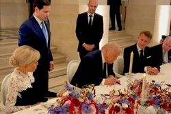 Tổng thống Trump x&aacute;c nhận k&yacute; bản cứng thỏa thuận Mỹ - Iran