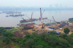 Khẩn trương thi c&ocirc;ng cầu Trần Hưng Đạo bắc qua s&ocirc;ng Hồng