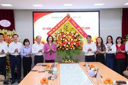 L&atilde;nh đạo TP H&agrave; Nội thăm, ch&uacute;c mừng c&aacute;c cơ quan b&aacute;o ch&iacute;