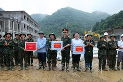 Trung tướng La Công Phương thăm, động viên các lực lượng tham gia thi công các dự án trường nội trú liên cấp