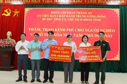 Bí thư Tỉnh ủy Phan Thăng An trao kinh phí hỗ trợ người nghèo và xóa nhà tạm, nhà dột nát cho xã Bế Văn Đàn và Hạnh Phúc