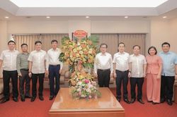 Ph&oacute; Tổng Kiểm to&aacute;n nh&agrave; nước Do&atilde;n Anh Thơ ch&uacute;c mừng Th&ocirc;ng tấn x&atilde; Việt Nam