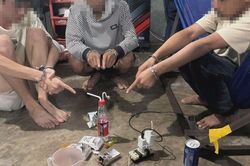 Công an bắt quả tang 4 'con nghiện' đang 'đập đá' tại nhà riêng
