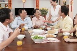 4 điều nên tránh trên bàn ăn: Cách ứng xử tưởng nhỏ nhưng 'lộ' rõ giáo dưỡng