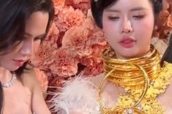 Lễ ăn hỏi 'gây sốt' của cô dâu Đồng Tháp với màn trao vàng kéo dài 40 phút vì... nhiều