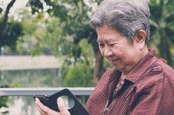 Mang hơn 12 tỷ đồng về qu&ecirc; dưỡng gi&agrave; ở tuổi 45, người phụ nữ phải quay lại đi l&agrave;m sau 3 năm