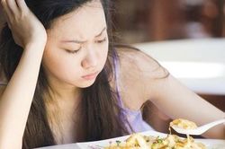 Cơ thể 'k&ecirc;u cứu' qua 8 dấu hiệu &iacute;t ai ngờ li&ecirc;n quan đến ti&ecirc;u h&oacute;a
