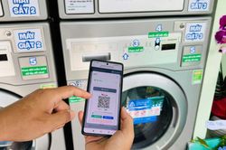 Người d&ugrave;ng trải nghiệm trạm giặt sấy tự phục vụ v&agrave; kh&ocirc;ng d&ugrave;ng tiền mặt