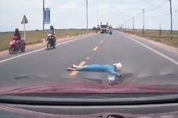 Công an xác minh clip một phụ nữ lao ra giữa đường chặn đầu ôtô rồi nằm ngang trên đường